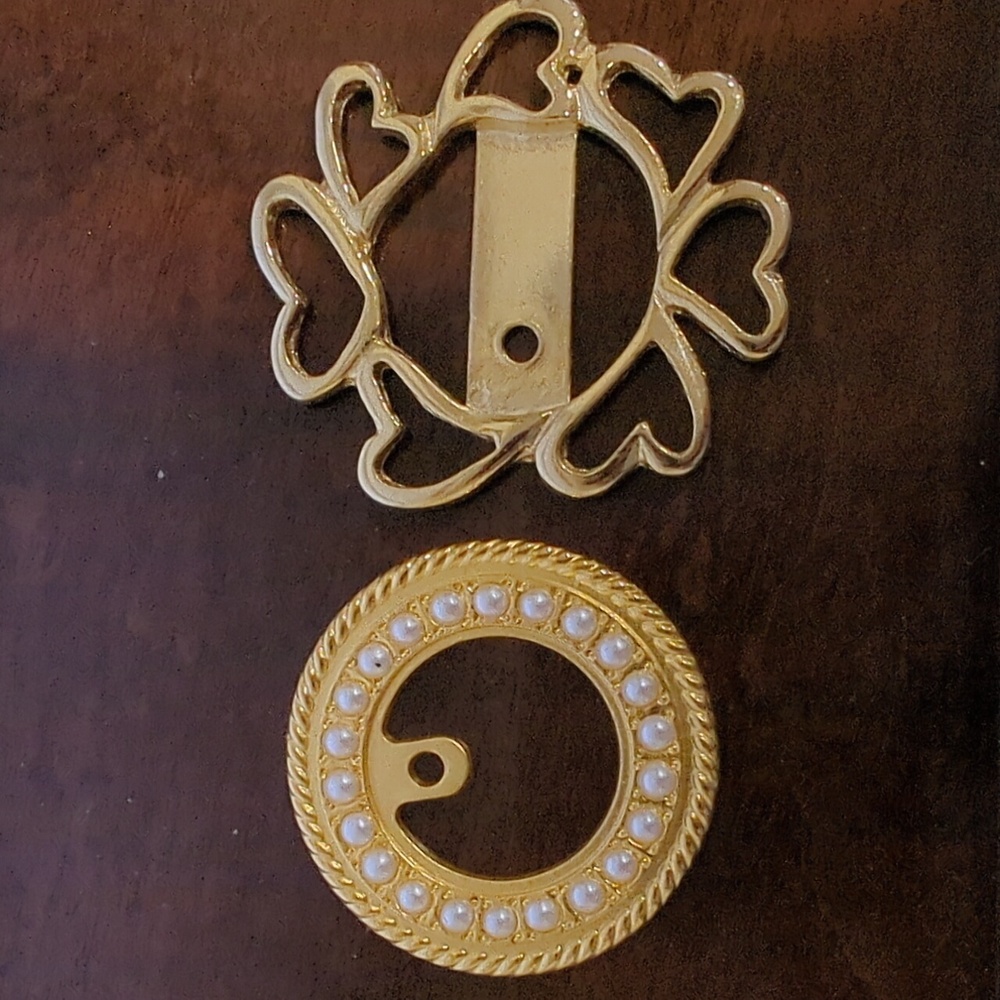 Vintage two piece lot of jewelry pin, brooch, pendant, charm pieces. Gold tone.